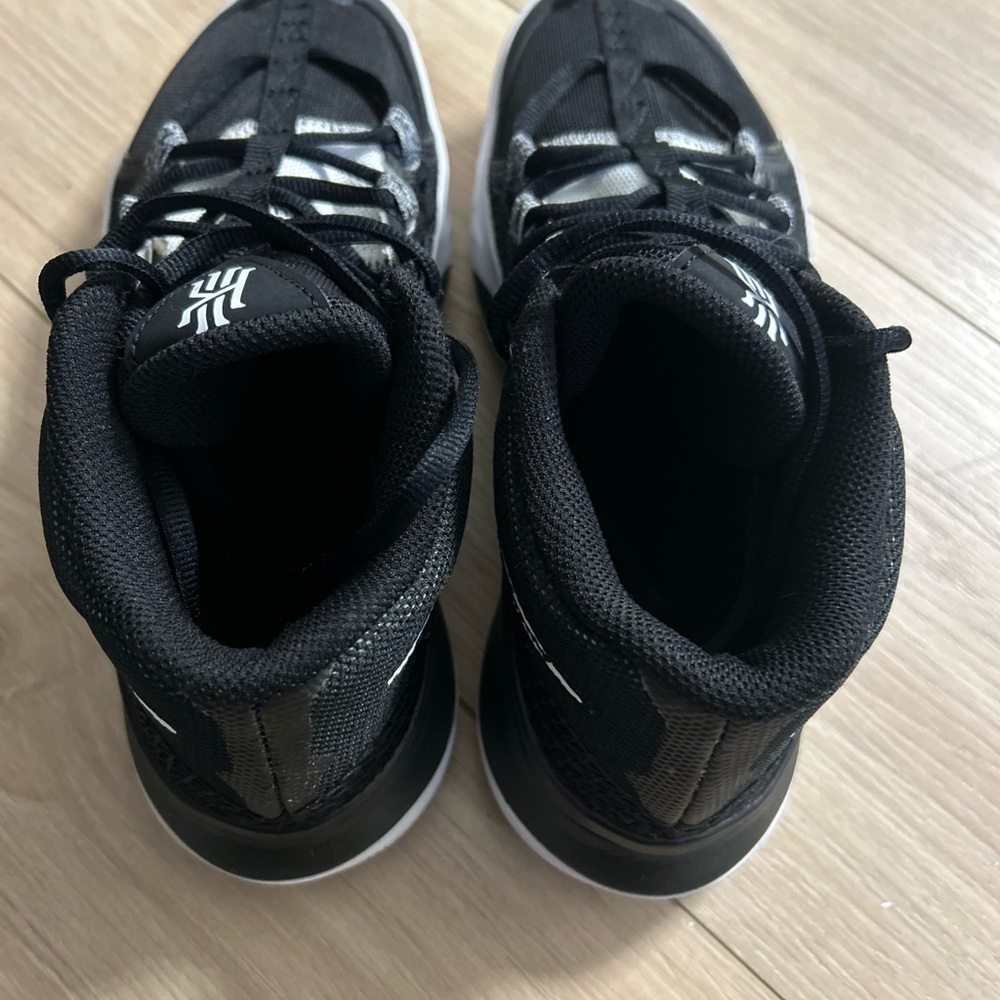 Nike Kyrie Black White Low Top Athletic Basketball Sneakers Boys Size 5.5 Y - Picture 10 of 11